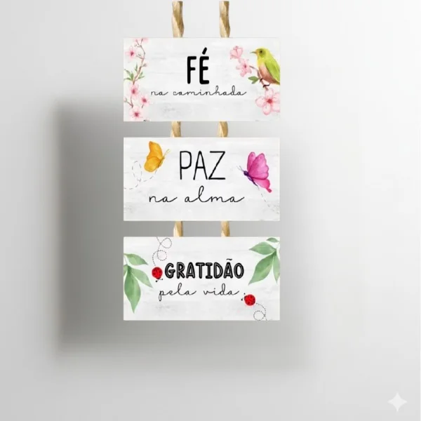 Placas com desenhos e frase
